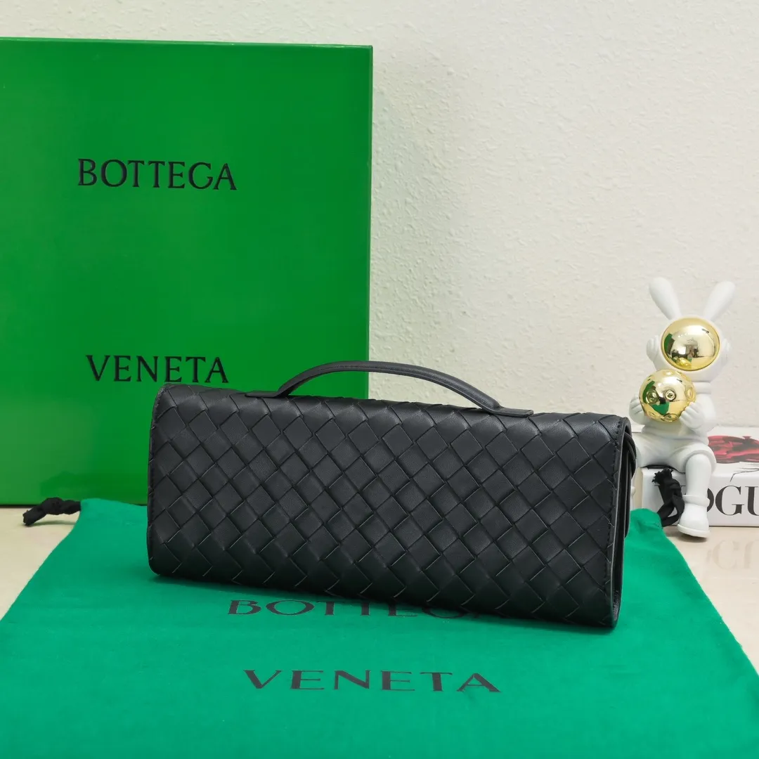 The batch of 1360 BV Andiamo evening handbags has been heavily planted again~ The designer aesthetics in the era of economic downturn are back. I fall in love with it at first sight and can't put it down. It's so beautiful and full of aura. The shape and texture are very competitive. It's light in weight and has sufficient capacity. It's a must-have for fashionistas. It's suitable for many occasions, minimalist, high-end and light luxury. Model No.: 741511 Size: 31*13*3cm